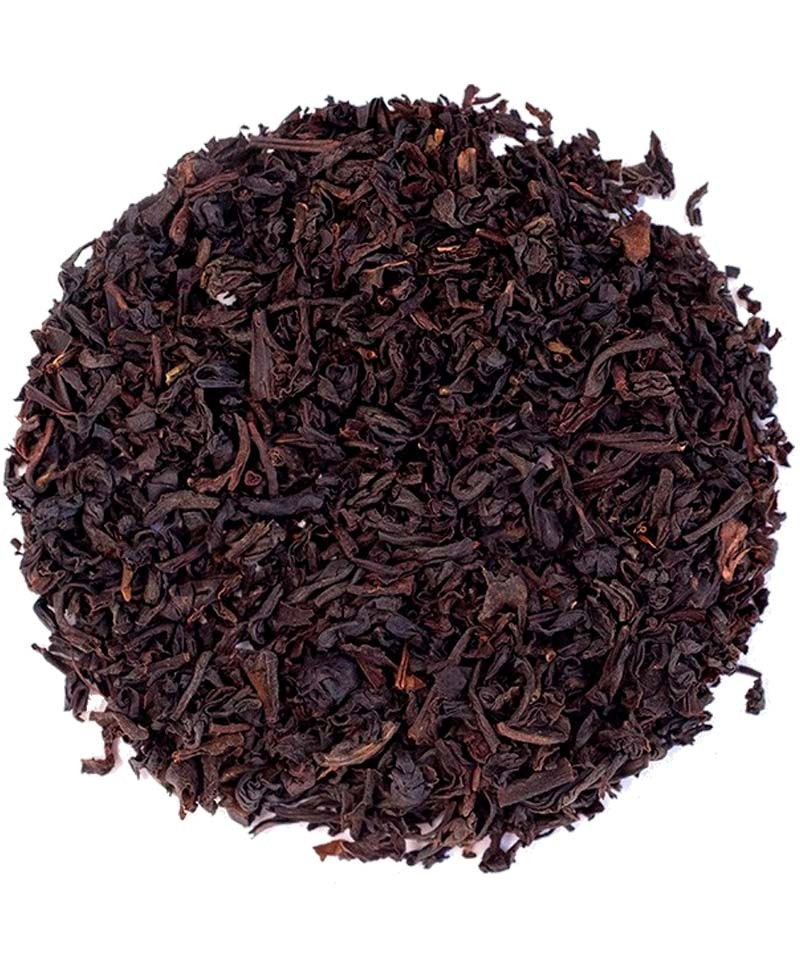 Primer plano de las hebras de té negro orgánico puro.
